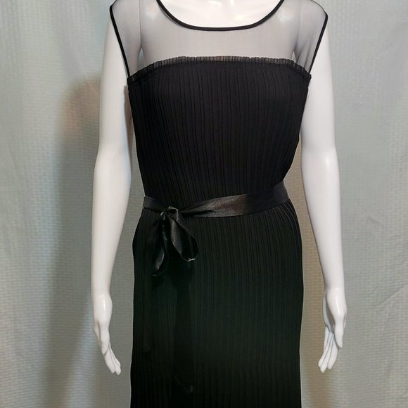 NWT Avenue, Sheer Neck with Pleated Dress. Size: 20, Color: Black - Picture 4 of 6